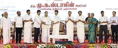 சென்னை கலைவாணர் அரங்கில் நேற்று நடந்த நிகழ்ச்சியில், திமுக அரசின் 2 ஆண்டு நிறைவையொட்டி செய்தி, மக்கள் தொடர்பு துறை தயாரித்துள்ள காலப்பேழை புத்தகத்தை முதல்வர் ஸ்டாலின் வெளியிட்டார். உடன் அமைச்சர்கள் துரைமுருகன், பொன்முடி, சாத்தூர் ராமச்சந்திரன், உதயநிதி ஸ்டாலின், மு.பெ.சாமிநாதன், கீதா ஜீவன், மா.சுப்பிரமணியன், சேகர்பாபு, தலைமைச் செயலர் இறையன்பு, வருவாய் நிர்வாக ஆணையர் எஸ்.கே.பிரபாகர் ஆகியோர்.படம்: பு.க.பிரவீன்