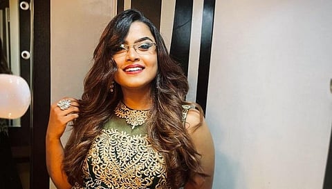 கார் விபத்தில் சிக்கிய பின்னணி பாடகி ரக்சிதா சுரேஷ் - சிறிய காயங்களுடன் தப்பியதாக பதிவு