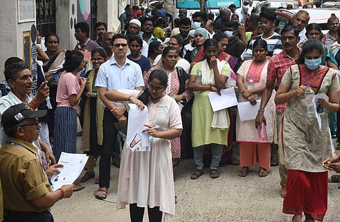 சென்னையில் நீர் தேர்வு எழுத சென்றவர்கள்