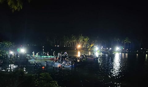 படகு கவிழ்ந்த இடத்தில் மேற்கொள்ளப்பட்டு வரும் மீட்பு பணி