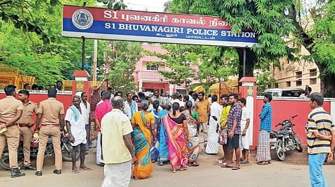 டாஸ்மாக் கடையில் மின்சாரம் தாக்கி உயிரிழந்தவரின் உறவினர்கள் மற்றும் கிராம மக்கள் புவனகிரி காவல் நிலையத்தை முற்றுகையிட்டனர்.