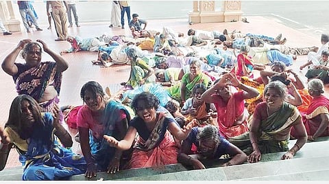 திருவண்ணாமலை ஆட்சியர் அலுவலகத்தை நேற்று முற்றுகையிட்டு ஒப்பாரி வைத்து போராட்டத்தில் ஈடுபட்ட பெண்கள்.