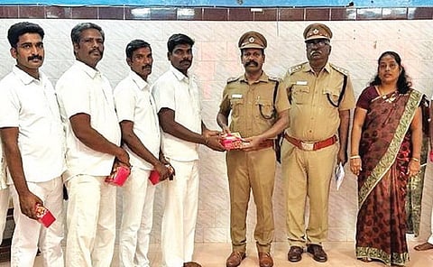 கடலூர் மத்திய சிறையில் பிளஸ் 2 அரசு தேர்வில் தேர்ச்சி பெற்ற தண்டனை கைதிகளுக்கு மத்திய சிறை கண்காணிப்பாளர் செந்தில்குமார் இனிப்பு வழங்கி வாழ்த்து தெரிவித்தார்.