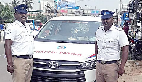 மாணவி ஆனந்திக்கு நீட் தேர்வு எழுத உதவிய போக்குவரத்துக் காவலர்கள் தனசேகரன் மற்றும் தினேஷ் குமாரசாமி.