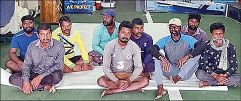 இந்திய கடலோரக் காவல் படையினரால் மீட்கப்பட்ட 10 மீனவர்கள்