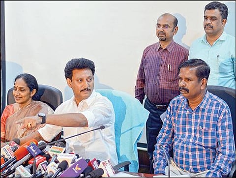 சென்னை கோட்டூர்புரம் அண்ணா நூற்றாண்டு நூலக அரங்கில் பிளஸ் 2 தேர்வு முடிவுகளை பள்ளிக்கல்வி துறை அமைச்சர் அன்பில் மகேஸ் பொய்யாமொழி நேற்று காலை வெளியிட்டார். உடன் துறை செயலர் காகர்லா உஷா, தேர்வுத் துறை இயக்குநர் சேதுராம வர்மா மற்றும் அதிகாரிகள். படம்: பு.க.பிரவீன்