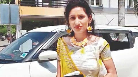 குஜராத்தில் திருமணத்துக்கு முந்தைய நாள் 150 கி.மீ. பயணித்து அரசு பணி தேர்வு எழுதிய மணமகள்