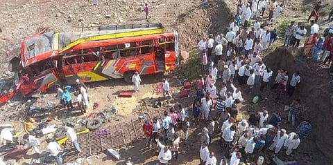 விபத்தில் சிக்கிய பேருந்து