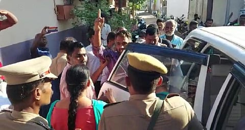 கம்பத்தில் எஸ்டிபிஐ கட்சியின் மாவட்டச் செயலாளர் சாதிக் அலியை கைது செய்து அழைத்துச் சென்ற என்ஐஏ.அதிகாரிகள்