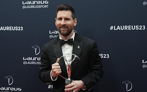 விருதுடன் மெஸ்ஸி