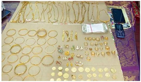 குமரன் நகர் காவல்துறையினரால் மீட்கப்பட்ட 207 சவரன் நகைகள்