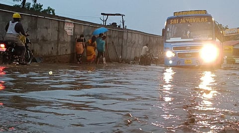 ராஜபாளையத்தில் பெய்த கனமழையால் சாலைகளில் பெருக்கெடுத்து ஓடிய மழைநீர்