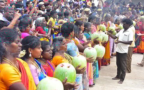 கள்ளழகர் கோயில் சித்திரைத் திருவிழாவை முன்னிட்டு அழகர்மலையை சென்றடைந்த கள்ளழகருக்கு 21 பூசணிக்காயில் சூடமேற்றி திருஷ்டி கழித்தனர். படம்: எஸ்.கிருஷ்ணமூர்த்தி.