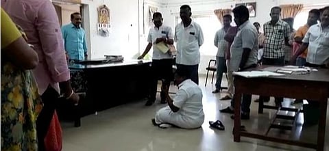 காரைக்குடி சார்-பதிவாளர் அலுவலகத்தில் உள்ளிருப்பு போராட்டத்தில் ஈடுபட்ட திமுக நகராட்சித் துணைத் தலைவர் குணசேகரன்.