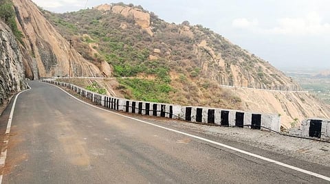 திருச்செங்கோடு அர்த்தநாரீஸ்வரர் கோயிலுக்குச் செல்லும் மலைப் பாதையில் குறைந்த உயரத்தில் உள்ள சாலையோர தடுப்புச் சுவர்.