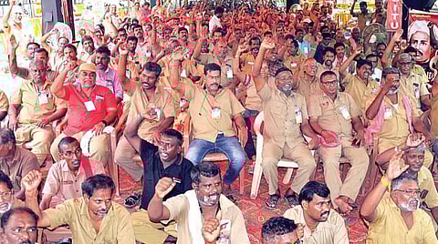 இருசக்கர வாகன டாக்சி சேவையை தடை செய்ய வேண்டும், ஆட்டோக்களுக்கான தனி செயலியை தொடங்க வேண்டும் என்பன உள்ளிட்ட கோரிக்கைகளை வலியுறுத்தி சென்னை எழும்பூர், ராஜரத்தினம் ஸ்டேடியம் அருகே நேற்று ஆட்டோ ஓட்டுநர்கள் உண்ணாவிரத போராட்டத்தில் ஈடுபட்டனர். படம்: பு.க.பிரவீன்