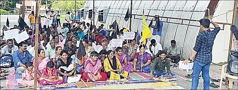 பதவி உயர்வு, முன்னுரிமை பட்டியல் உள்ளிட்ட கோரிக்கைகளை வலியுறுத்தி, சாலைப் பணியாளர்கள் தங்கள் குடும்பத்தினருடன், ஈரோடு மாவட்டம் கோபி கோட்ட பொறியாளர் அலுவலகத்தில் 6-வது நாளாக நேற்று காத்திருப்புப் போராட்டத்தில் ஈடுபட்டனர்.