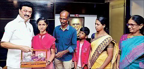 பிளஸ் 2 தேர்வில் 600க்கு 600 மதிப்பெண் பெற்று வரலாற்று சாதனை படைத்த திண்டுக்கல் மாணவி ச.நந்தினி, முதல்வர் ஸ்டாலினை முகாம் அலுவலகத்தில் நேற்று சந்தித்து வாழ்த்து பெற்றார். உடன்  மாணவி படித்த பள்ளியின் தலைமையாசிரியை மற்றும் மாணவியின் பெற்றோர்.