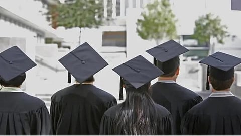 ஏழை மாணவர்களின் கல்லூரிப் படிப்புக்கு உதவும் தன்னார்வ நிறுவனங்கள்