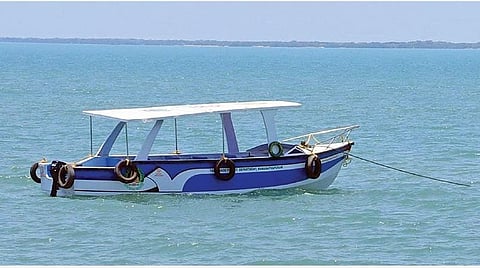 சுற்றுலாப் பயணிகளின்றி வெறிச்சோடிக் காணப்படும் மண்டபம் தோணித்துறை படகு இறங்குதளம். (வலது) கண்ணாடி இழைப் படகு