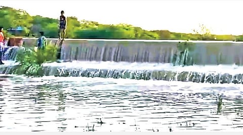 10 ஆண்டுகளுக்கு பிறகு மறுகால் பாயும் கண்மாய்: விருதுநகர் அருகே விவசாயிகள் மகிழ்ச்சி