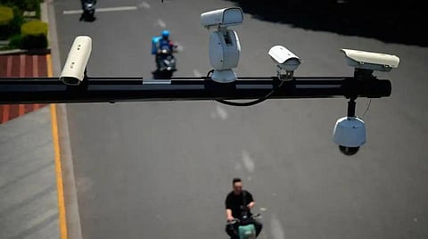 சாலை விதிகளை மீறுபவர்களுக்கு அவர்கள் வீட்டுக்கே நோட்டீஸ் அனுப்பப்பட்டு அபராதம் விதிக்கப்படுகிறது.