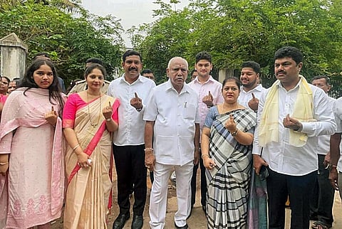 குடும்பத்துடன் வாக்களித்த பாஜக மூத்த தலைவர் எடியூரப்பா.