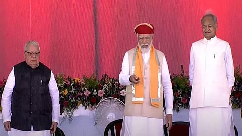 ராஜஸ்தானின் நந்தட்வாரா பகுதியில் பல்வேறு வளர்ச்சி திட்டங்களை பிரதமர் நரேந்திர மோடி நேற்று அடிக்கல் நாட்டி தொடங்கி வைத்தார். ராஜஸ்தான் ஆளுநர் கல்ராஜ் மிஸ்ரா, முதல்வர் அசோக் கெலாட் ஆகியோர் உடன் உள்ளனர்.