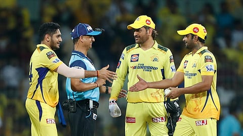 சென்னை அணி வீரர்கள் மற்றும் நடுவர்