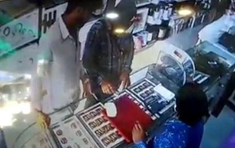 கும்பகோணம் நகைக் கடையில் ரூ.7 லட்சம் மதிப்பிலான தங்க நகைகளை திருடிய மர்ம நபர்கள்