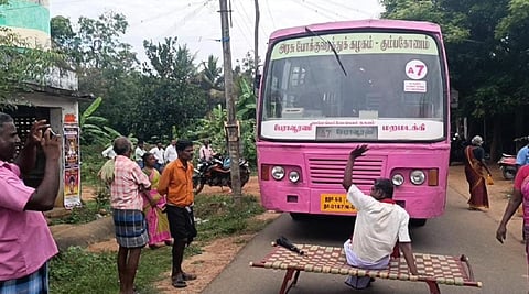 புதுக்கோட்டை மாவட்டம் கீரமங்கலம் அருகே கொத்தமங்கலத்தில் சாலை மறியலில் ஈடுபட்ட திமுக பிரமுகர்