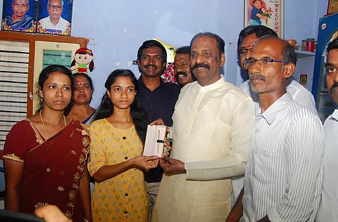 திண்டுக்கல்லில் சாதனை மாணவி நந்தினிக்கு தங்கப்பேனா வழங்கிய கவிஞர் வைரமுத்து