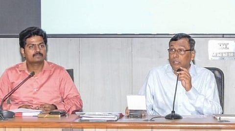 ஏற்காடு கோடை விழா முன்னேற்பாடு பணிகள் குறித்த ஆலோசனை கூட்டம் ஆட்சியர் கார்மேகம் தலைமையில் நடந்தது. 