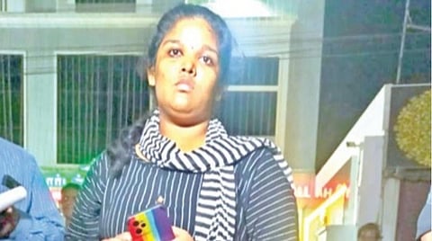 திருநெல்வேலியில் பறை இசைக்கருவிகளுடன் அரசு பேருந்தில் இருந்து நடத்துநரால் நடுவழியில் இறக்கிவிடப்பட்ட மாணவி ரஞ்சிதா.