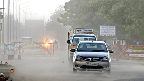 தூத்துக்குடி பகுதியில் திடீரென புழுதியுடன் வீசிய சூறாவளி காற்றால் பாளையங்க கோட்டை சாலையில் தடுமாறிய நிலையில் பயணித்த வாகனங்கள்.படம்: என்.ராஜேஷ்