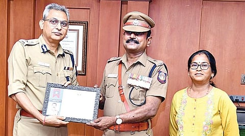 மது போதையில் தாறுமாறாக ஓட்டப்பட்ட அரசு பேருந்தை மடக்கி நிறுத்தி, அதில் இருந்த பயணிகளை காப்பாற்றிய காவல் உதவி ஆணையர் சார்லஸ் சாம் ராஜதுரைக்கு, காவல் ஆணையர் சங்கர் ஜிவால் மாதத்தின் நட்சத்திர காவல் விருதை வழங்கினார். உடன் இணை ஆணையர் பி.சாமூண்டீஸ்வரி (தலைமையிடம்) உள்ளார்.