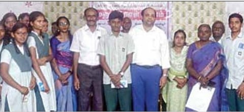 இளம் சாதனையாளர் கல்வி உதவித் தொகை - குமுதா பள்ளி மாணவர்கள் சாதனை