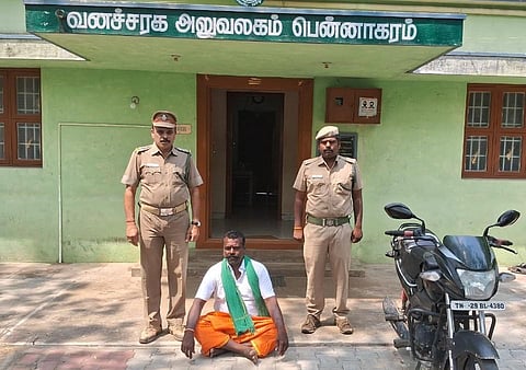 தருமபுரி மாவட்டம் ஒகேனக்கல்லில் யானை அருகே சென்று சேட்டை செய்து வீடியோ எடுத்த நபர் வனத்துறையினரின் பிடியில்