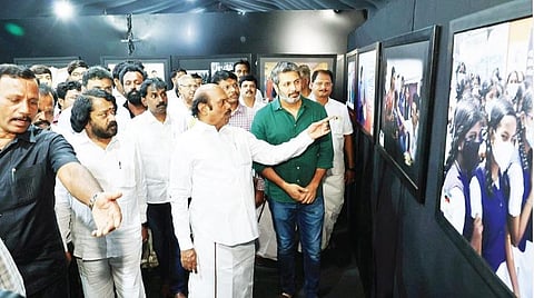 திருவண்ணாமலையில் முதல்வரின் வரலாற்று புகைப்பட கண்காட்சியை நடிகர் ஜெயம் ரவி திறந்து வைத்து பார்வையிட்டார்.  அருகில், அமைச்சர் எ.வ.வேலு, மாவட்ட ஆட்சியர் முருகேஷ் உள்ளிட்டோர்.