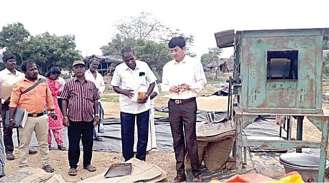 கீரப்பாக்கம் அரசு நெல் கொள்முதல் நிலையத்தில் ஆய்வு மேற்கொண்ட உணவு, நுகர்வோர் பாதுகாப்புத்துறை அரசு முதன்மை செயலாளர் ஜெ.ராதாகிருஷ்ணன்.