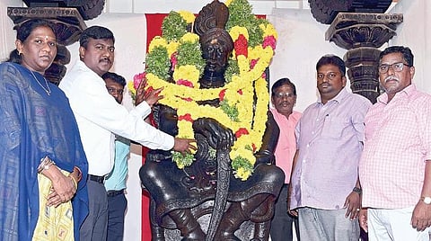 பாஞ்சாலங்குறிச்சி கோட்டையில் உள்ள வீரபாண்டிய கட்டபொம்மன் சிலைக்கு அரசு சார்பில் மாவட்ட வருவாய் அலுவலர் ச.அஜய் சீனிவாசன் தலைமையில் அதிகாரிகள் மாலை அணிவித்து மரியாதை செலுத்தினர்.