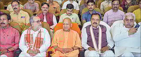 உத்தரபிரதேச மாநிலம் லக்னோவிலுளள லோக் பவனில் நேற்று தி கேரளா ஸ்டோரி திரைப்படத்தின் சிறப்புக் காட்சித் திரையிடப்பட்டது. படத்தைப் பார்த்து ரசித்த முதல்வர் யோகி ஆதித்யநாத் மற்றும் அமைச்சர்கள். படம்: பிடிஐ