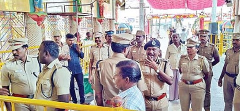 குடியாத்தம் கெங்கையம்மன் கோயில் சிரசு மண்டபத்தில் நேற்று ஆய்வு மேற்கொண்ட டிஐஜி முத்துசாமி. அருகில், வேலூர் மாவட்ட காவல் கண்காணிப்பாளர் ராஜேஷ் கண்ணன் உள்ளிட்டோர்.