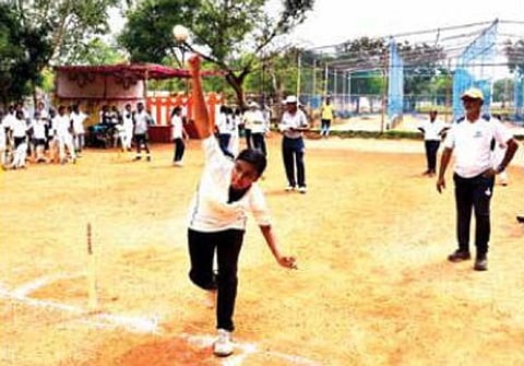 மதுரையில் மாவட்ட அளவில் கிரிக்கெட் வீராங்கனைகள் தேர்வு