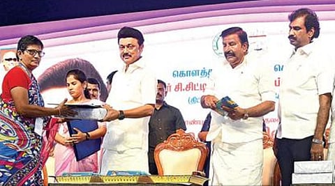 சென்னை கொளத்தூரில், தமிழ்நாடு நகர்ப்புர வாழ்விட மேம்பாட்டு வாரியத்தின் கௌதமபுரம் திட்டப்பகுதியில் வீடுகள் ஒதுக்கீடு செய்யப்பட்ட 51 பேருக்கு வீடு ஒதுக்கீட்டுக்கான ஆணைகளை முதல்வர் மு.க.ஸ்டாலின் வழங்கினார். இந்நிகழ்வில் அமைச்சர் கே.என்.நேரு, இரா.கிரிராஜன் எம்.பி, மேயர் பிரியா, துணை மேயர் மு.மகேஷ்குமார், பெருநகர சென்னை மாநகராட்சி ஆணையர் ககன்தீப் சிங் பேடி உள்ளிட்டோர் கலந்து கொண்டனர்.