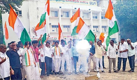 கர்நாடக சட்டப்பேரவைத் தேர்தலில் காங்கிரஸ் கட்சி தனிப் பெரும்பான்மையுடன் வெற்றி பெற்று,  ஆட்சி அமைக்கிறது. இதையொட்டி, சென்னை சத்தியமூர்த்தி பவனில் நேற்று பட்டாசு வெடித்தும், இனிப்புகள் வழங்கியும் வெற்றியைக் கொண்டாடிய காங்கிரஸ் நிர்வாகிகள் மற்றும் தொண்டர்கள்். படம்: பு.க.பிரவீன்