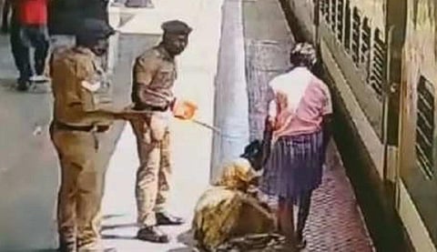 சேலத்தில் ஓடும் ரயிலில் இருந்து தவறி விழுந்தவரை காப்பாற்றிய போலீஸார்: வைரலாகும் சிசிடிவி காட்சி
