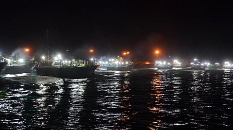 படகு கவிழ்ந்து கடலில் தத்தளித்த தூத்துக்குடி மீனவர்கள் மீட்பு