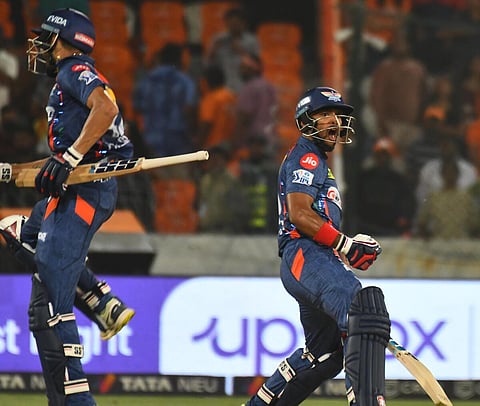 வெற்றி மகிழ்ச்சியில் மன்கட்,  பூரன்.