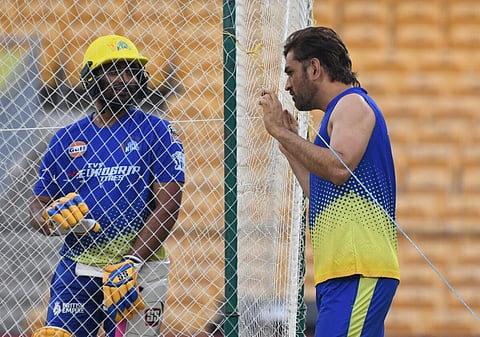 சென்னை சேப்பாக்கம் மைதானத்தில் பயிற்சியில் ஈடுபட்ட சிஎஸ்கே கேப்டன் தோனி. படம்: பு.க.பிரவீன்